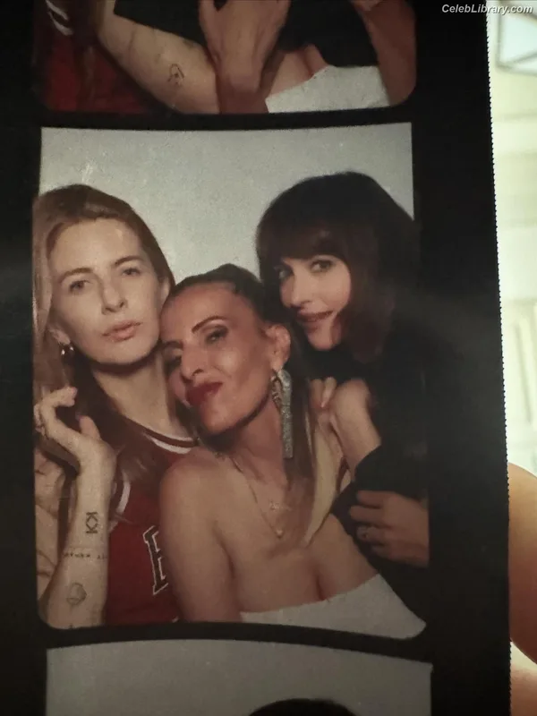 Dakota Johnson photo 3 of 1132