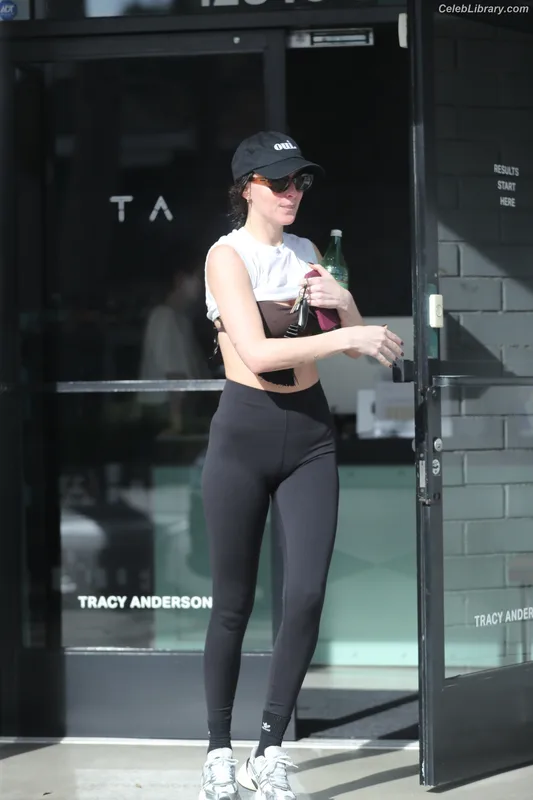 Dakota Johnson photo 8 of 1132