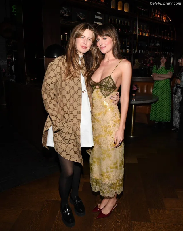 Dakota Johnson photo 11 of 1132