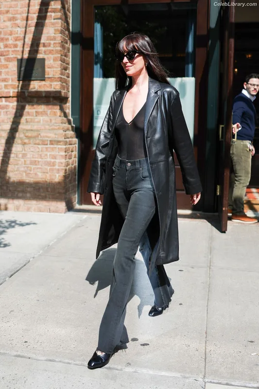 Dakota Johnson photo 8 of 1132