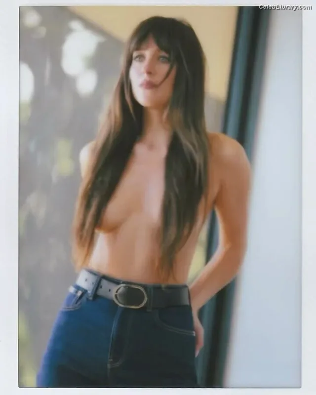 Dakota Johnson photo 1 of 1132