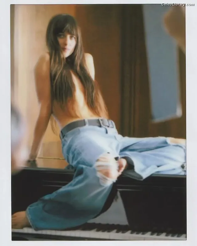 Dakota Johnson photo 4 of 1132