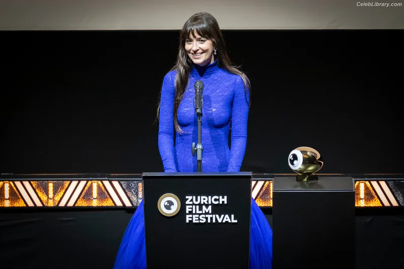 Dakota Johnson photo 12 of 1132