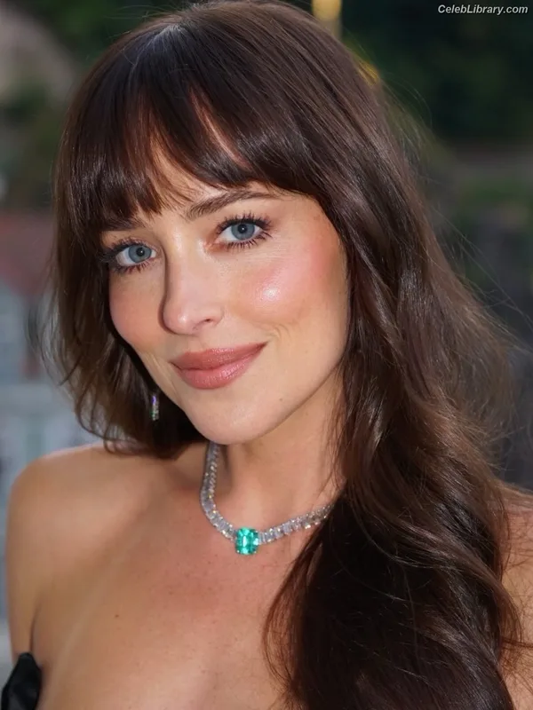 Dakota Johnson photo 14 of 1132