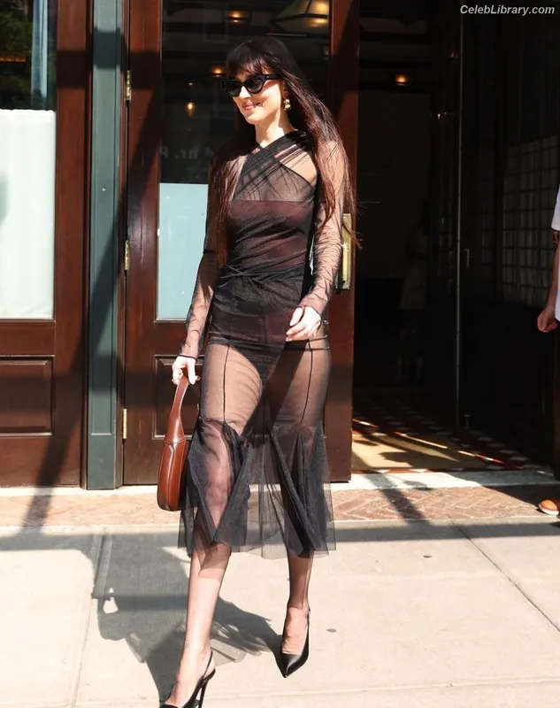 Dakota Johnson photo 16 of 1132
