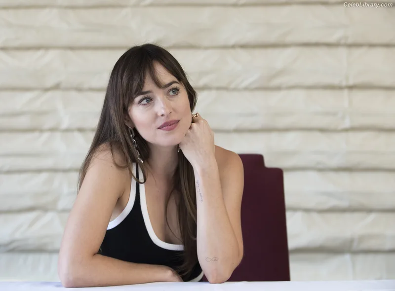 Dakota Johnson photo 17 of 1132