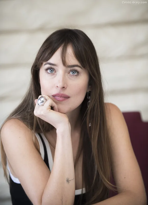 Dakota Johnson photo 20 of 1132