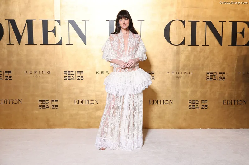Dakota Johnson photo 7 of 1132
