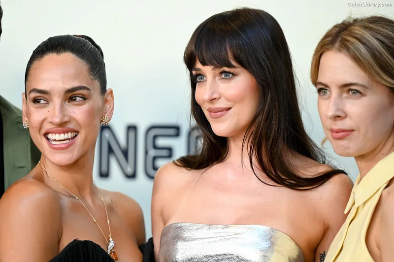 Dakota Johnson photo 20 of 1132