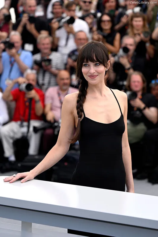 Dakota Johnson photo 14 of 1132