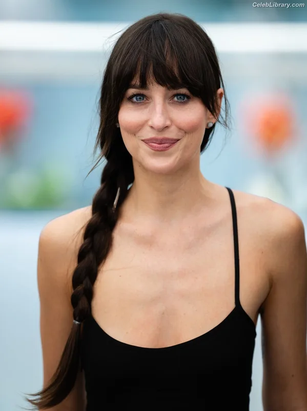 Dakota Johnson photo 2 of 1132
