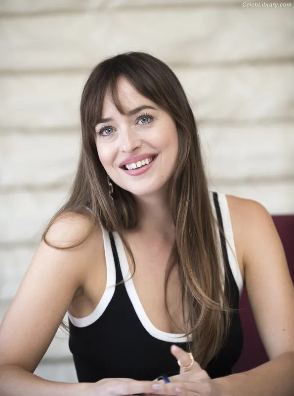 Dakota Johnson photo 4 of 1132