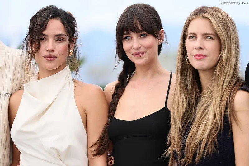 Dakota Johnson photo 9 of 1132