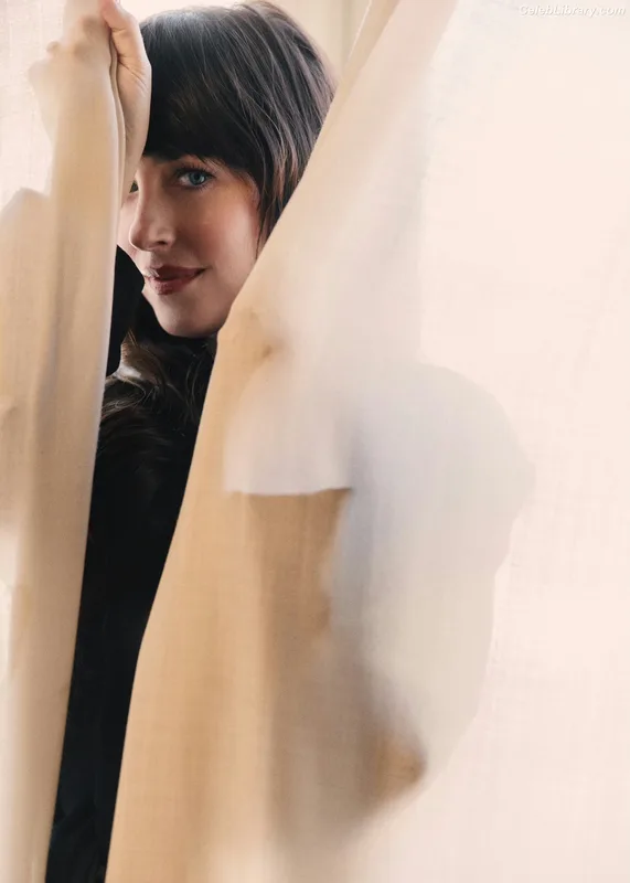 Dakota Johnson photo 3 of 1132