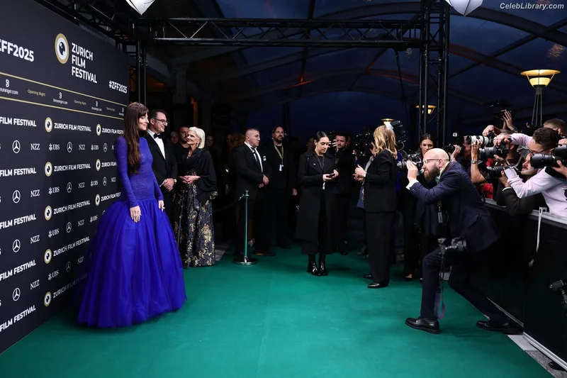 Dakota Johnson photo 11 of 1132