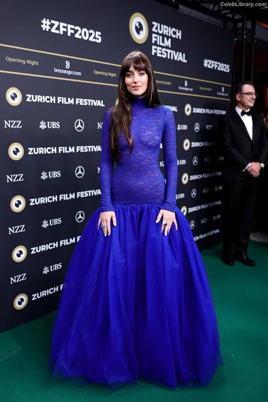 Dakota Johnson photo 11 of 1132