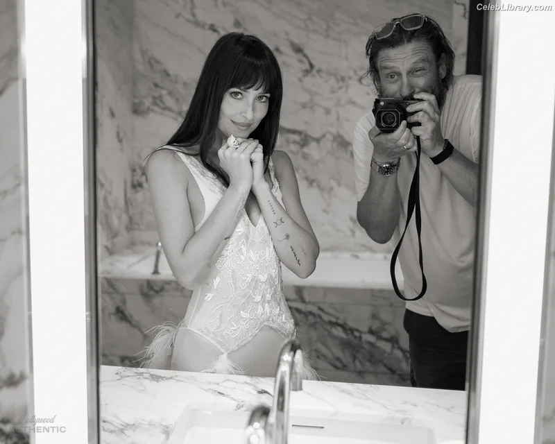 Dakota Johnson photo 3 of 1132
