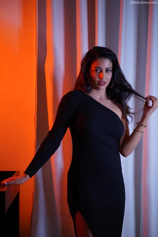 Daksha Nagarkar photo 3 of 72
