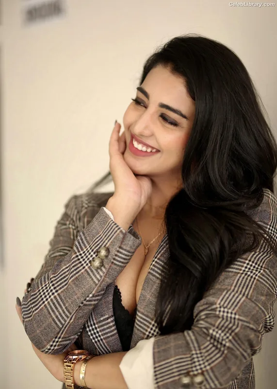 Daksha Nagarkar photo 17 of 72