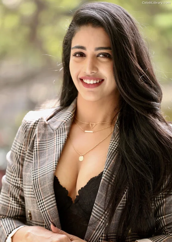 Daksha Nagarkar photo 24 of 72
