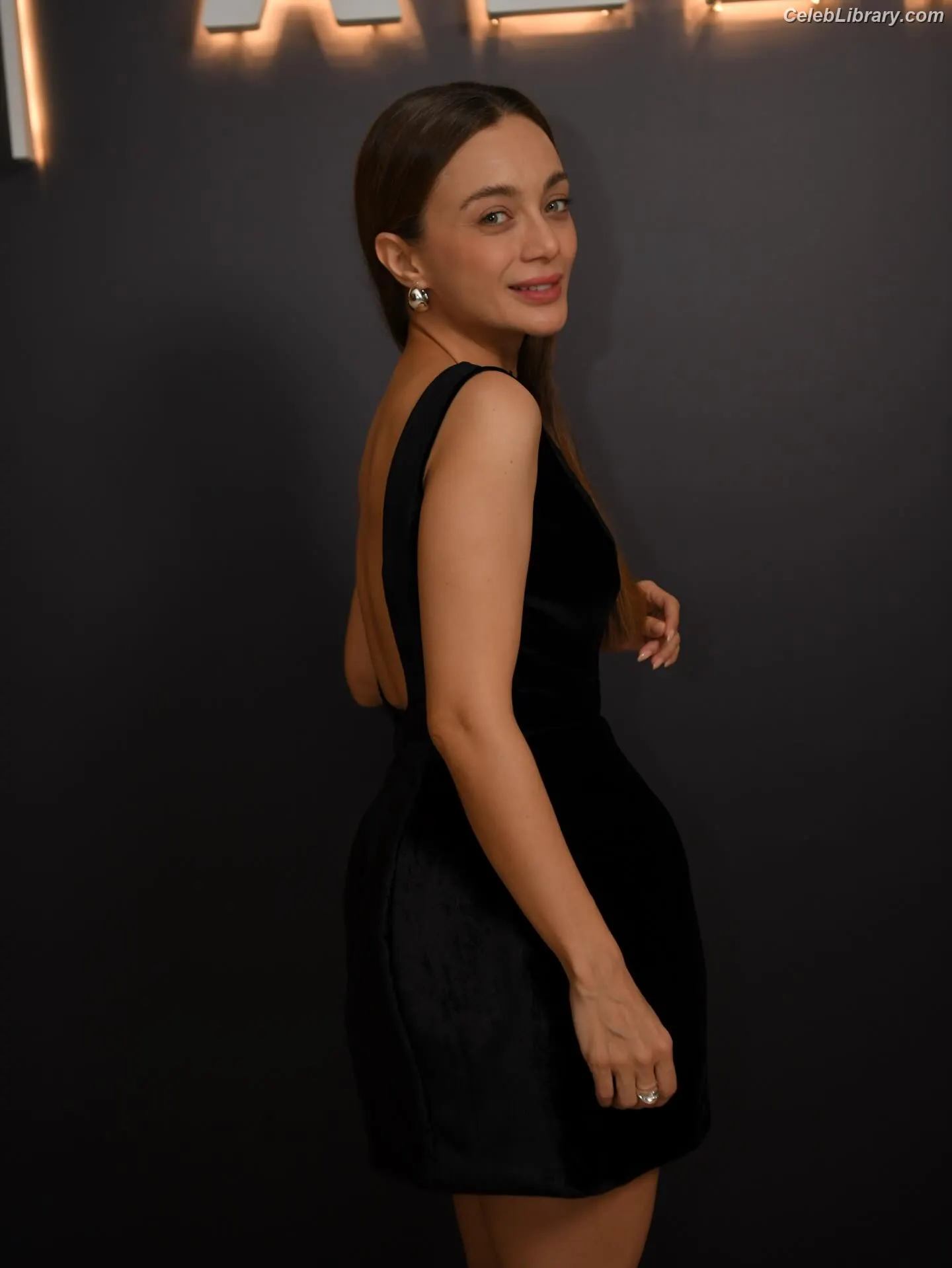 Damla Sönmez photo 13 of 53