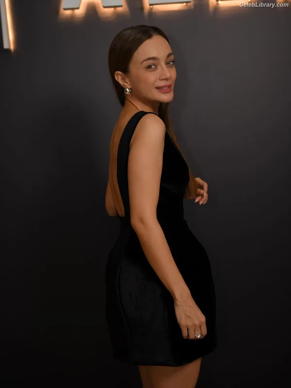 Damla Sönmez photo 13 of 54
