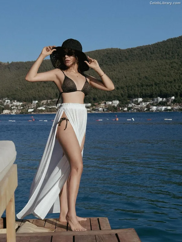 Damla Sönmez photo 4 of 54