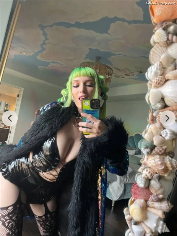 Dani Thorne photo 16 of 911