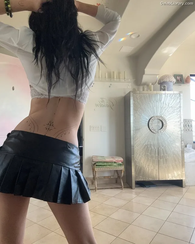Dani Thorne photo 8 of 911