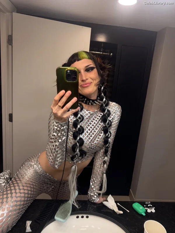 Dani Thorne photo 3 of 911