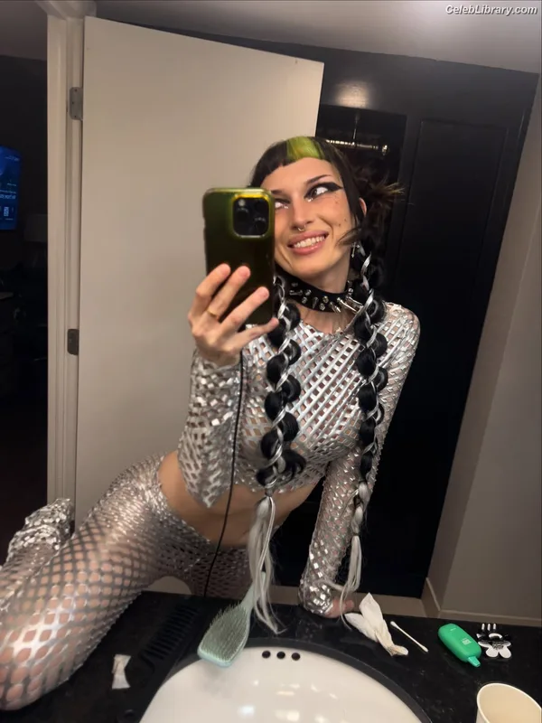 Dani Thorne photo 4 of 911