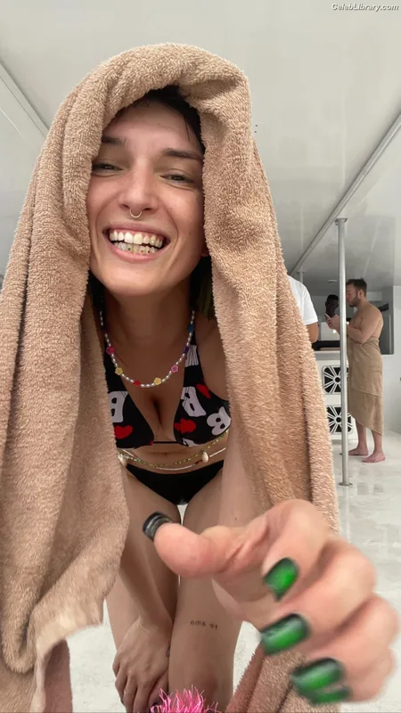 Dani Thorne photo 1 of 911