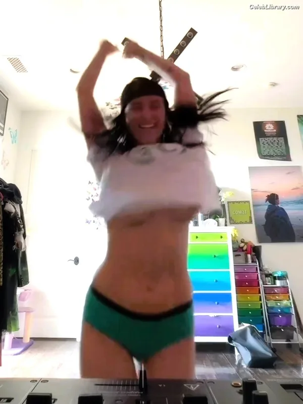 Dani Thorne photo 16 of 911