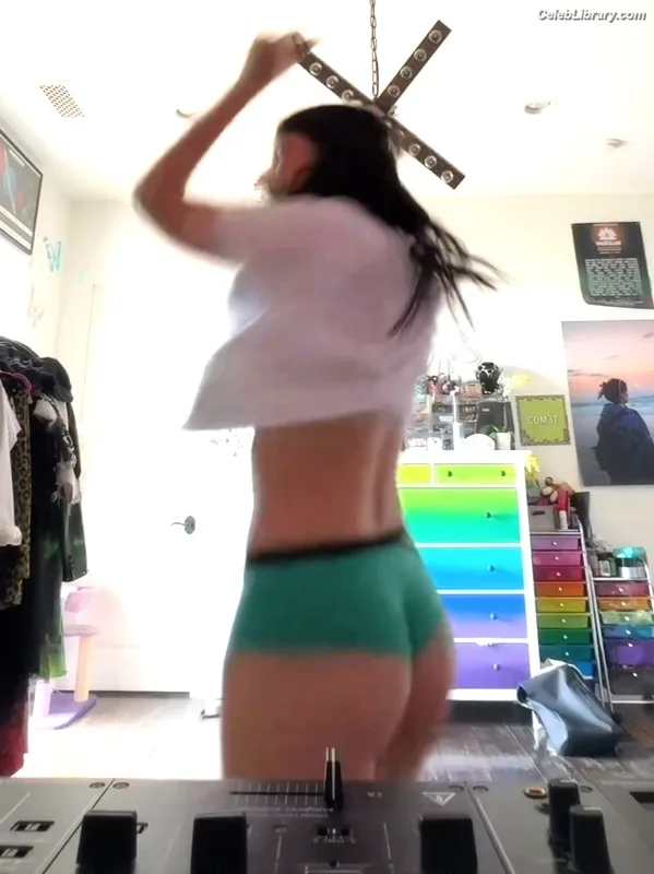 Dani Thorne photo 17 of 911