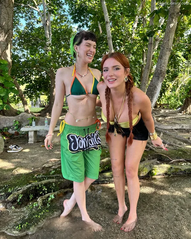 Dani Thorne photo 9 of 911
