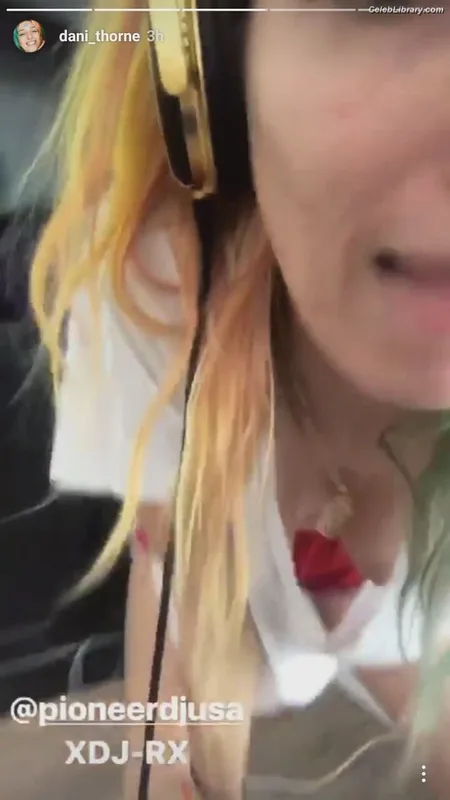 Dani Thorne photo 2 of 911