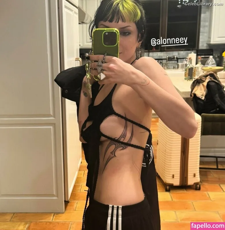 Dani Thorne photo 4 of 911