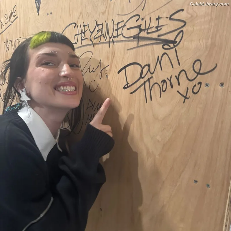 Dani Thorne photo 12 of 911