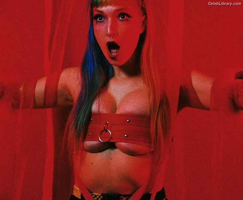 Dani Thorne photo 5 of 911