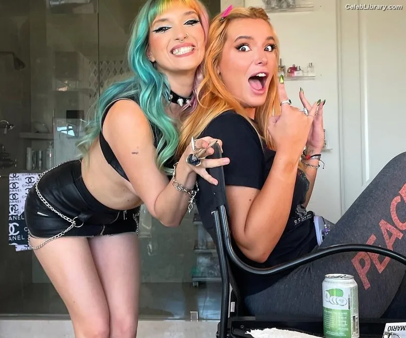 Dani Thorne photo 6 of 911