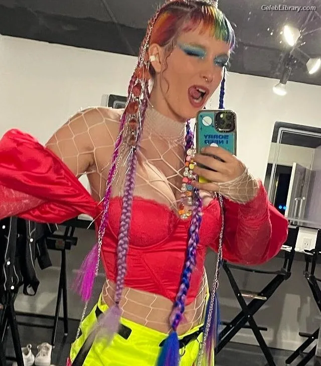 Dani Thorne photo 10 of 911