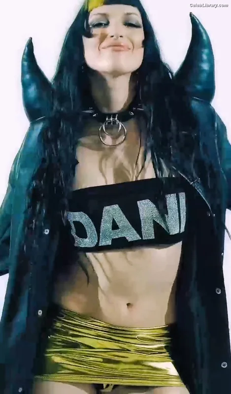 Dani Thorne photo 22 of 911