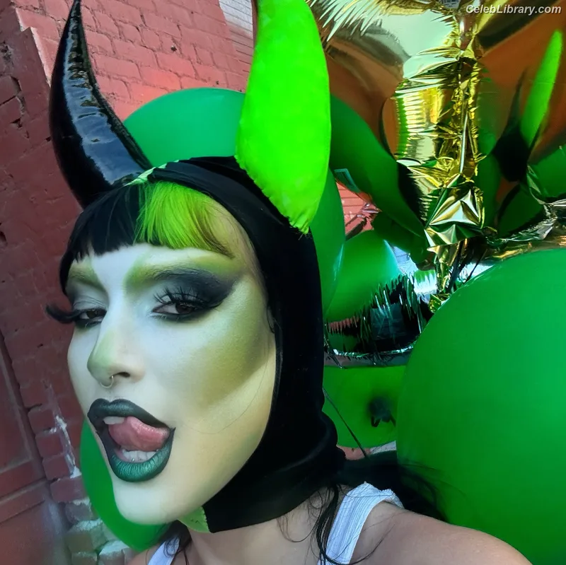 Dani Thorne photo 11 of 911