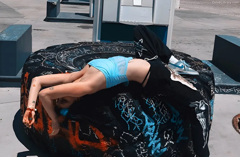 Dani Thorne photo 17 of 911