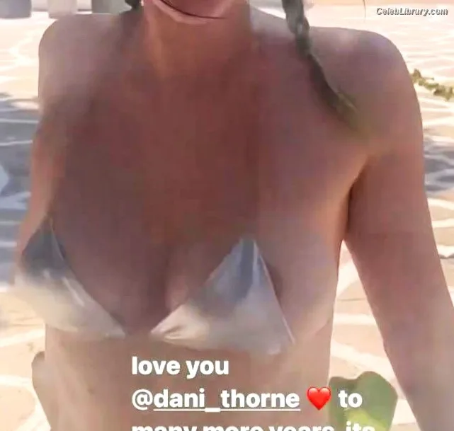 Dani Thorne photo 15 of 911