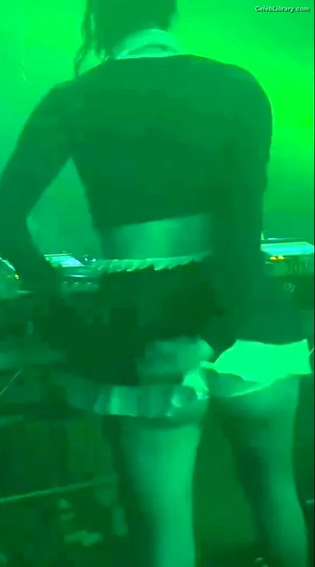 Dani Thorne photo 19 of 911