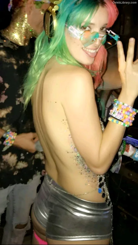 Dani Thorne photo 10 of 911