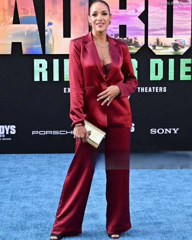 Dania Ramirez photo 5 of 171