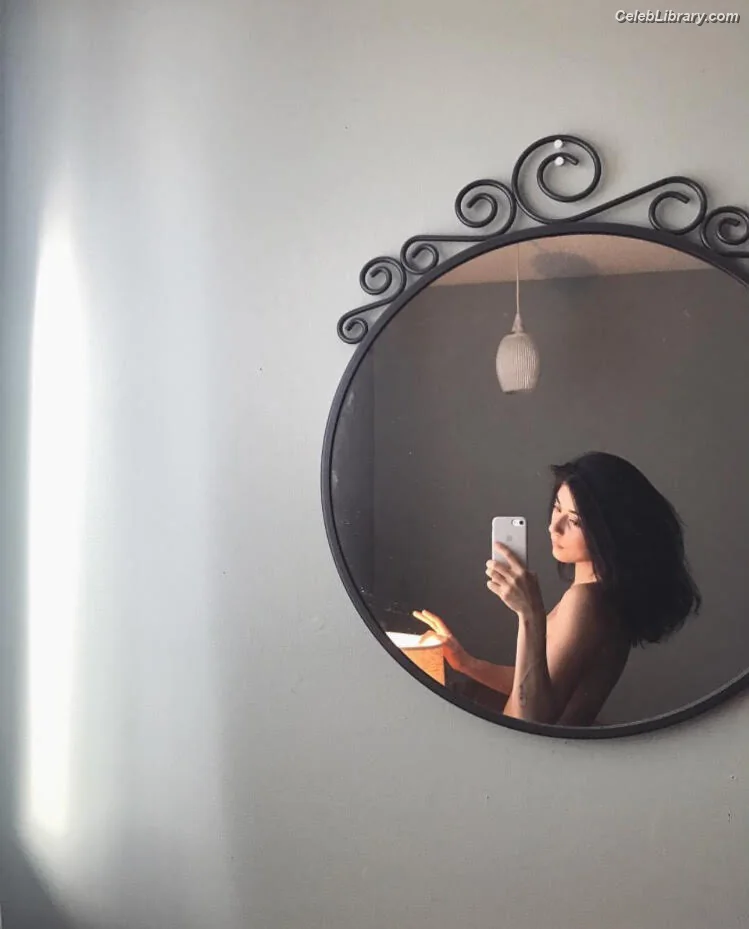 Daniela Andrade photo 7 of 9