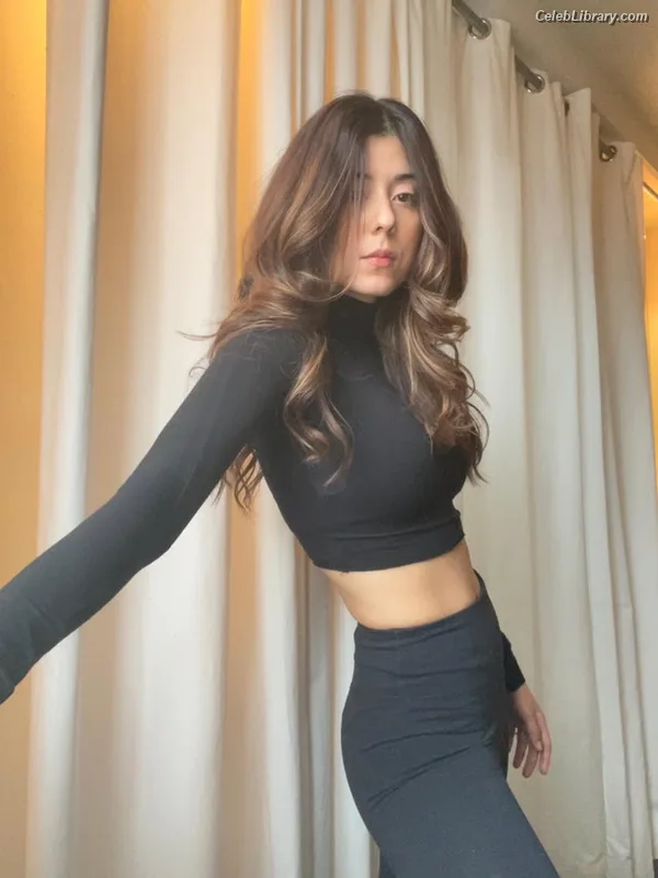 Daniela Andrade photo 4 of 10